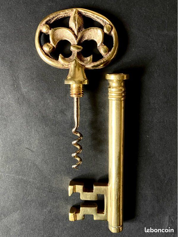 Ancien tire-bouchon en laiton massif à décor de fleur de lys (image 1)