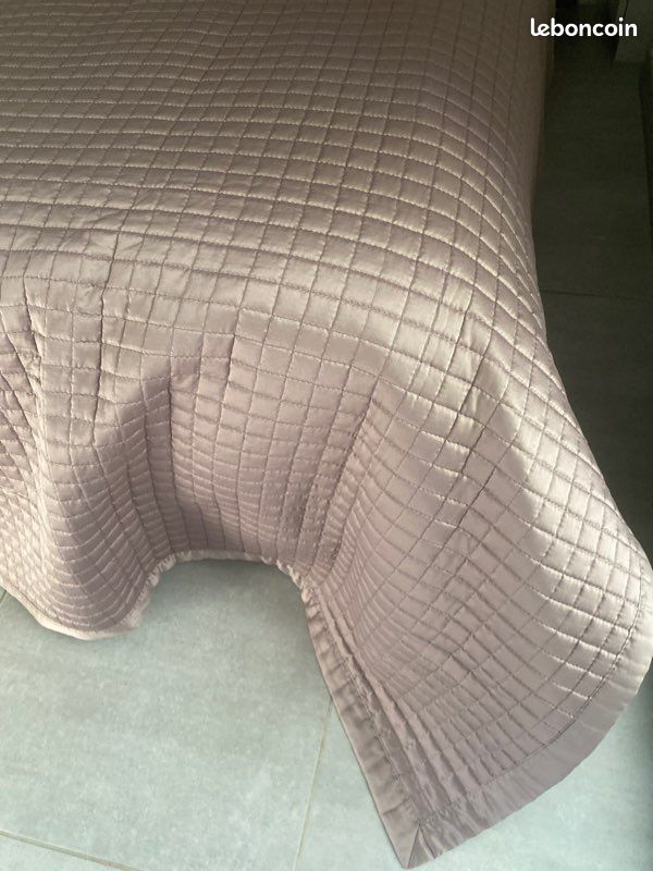 Couvre lit Taupe effet satiné (image 6)