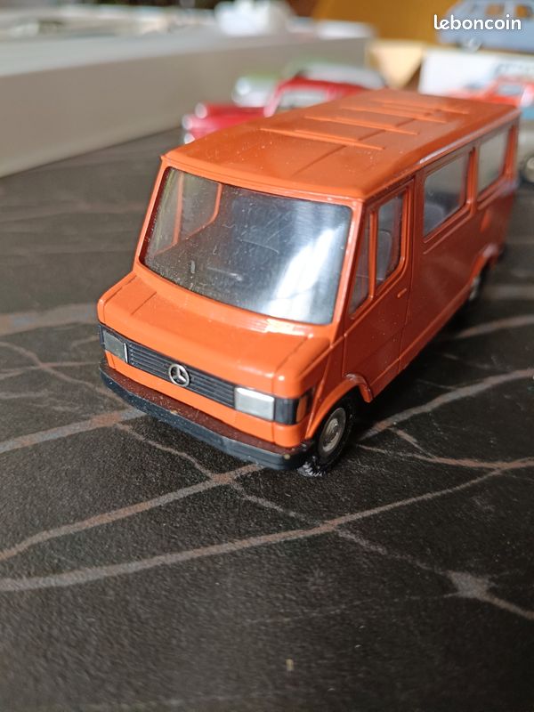 Conrad 1604 Mercedes Benz 207D 307D en orange au 1:50 (image 1)