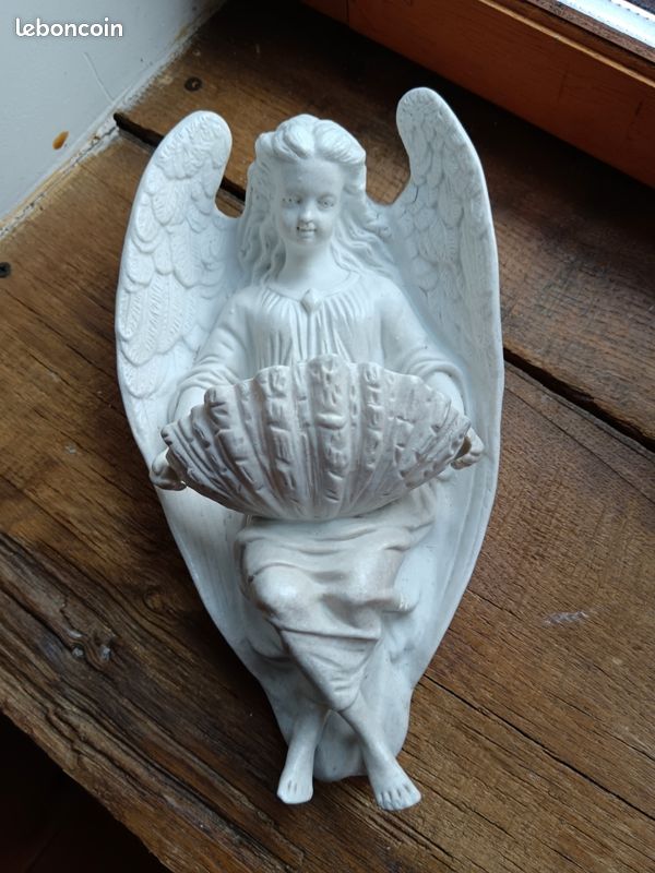 Ancien bénitier catholique ange coquille en porcelaine biscuit signé de 15,5 cm