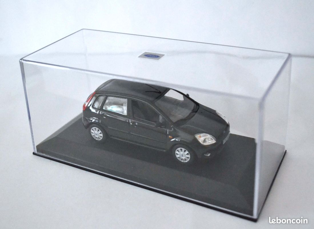 1/43 Minichamps Ford Fiesta 5 portes 2001 Panther-Schwarz