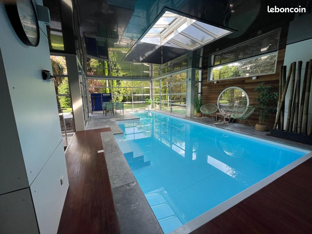 Maison 9 pièces 315 m² · à Croix · 315 m² · 1 980 000 €
