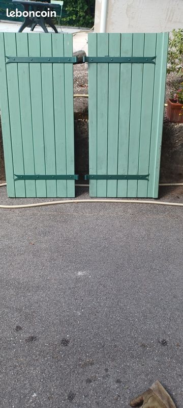 Paire de volet bois avec crémone et gonds (image 1)