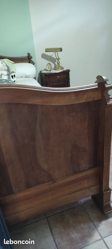 Lit coin ancien avec sommier et table de nuit (image 1)