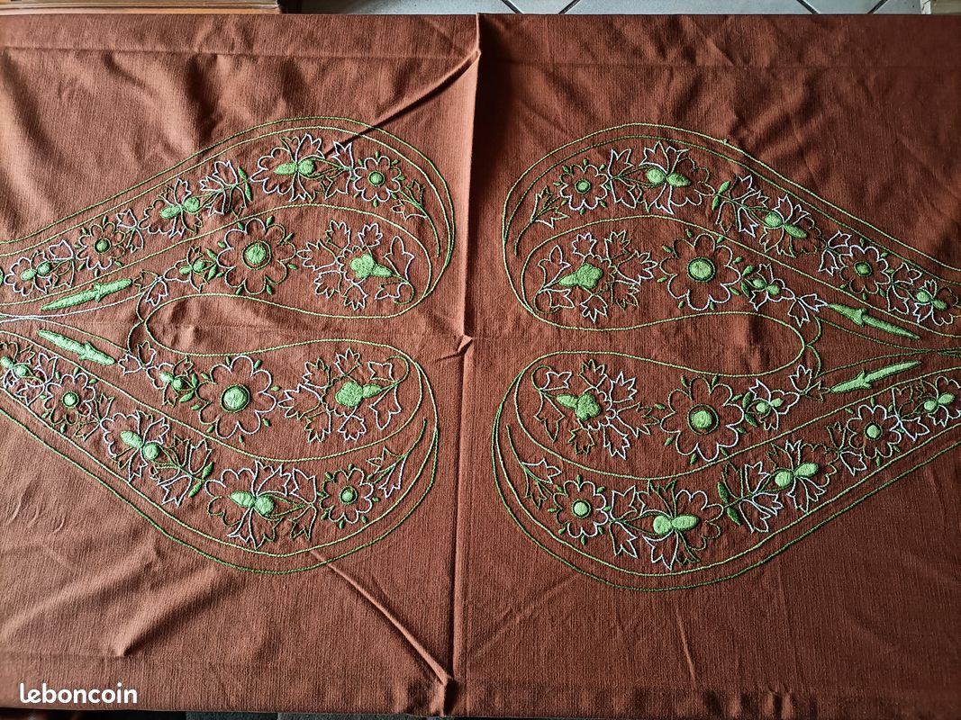 Nappe brodée main (image 1)