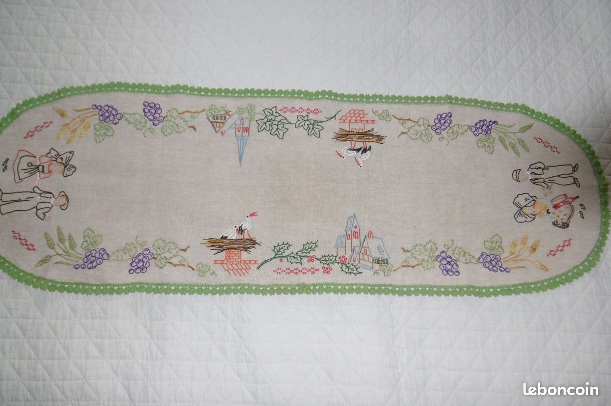 Ancien Chemin De Table Crocheté Et Brodé Fleurs – Fait Main – France – 115cm