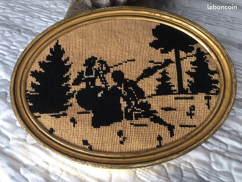 Cadre médaillon, Broderie Vintage, scène galante (image 3)