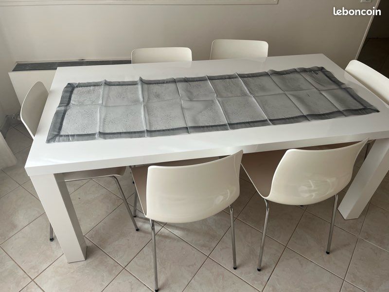 Table de salle à manger avec 6chaises IKEA (image 1)