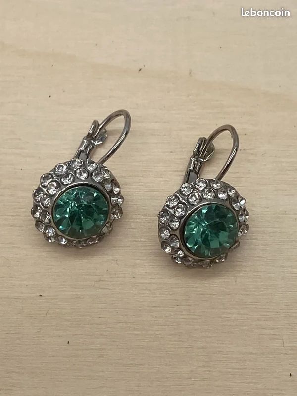 1 grande broche ovale royale alliage doré, cristaux émeraude