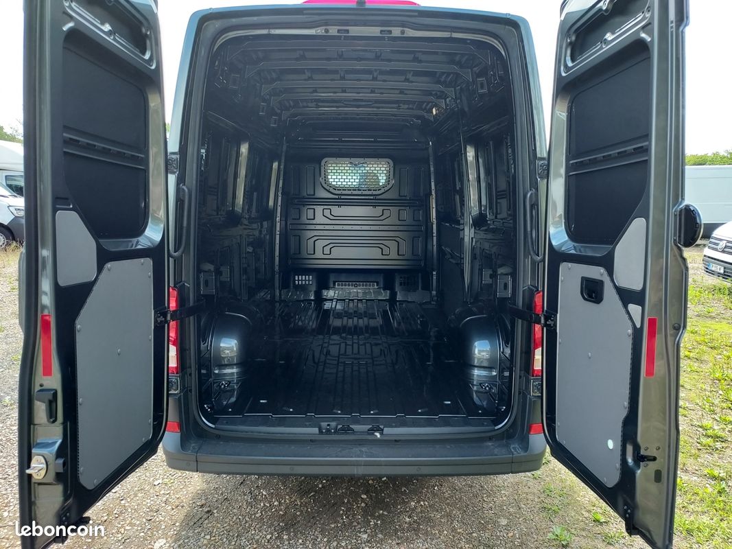 Volkswagen CRAFTER FG BVA GRIS FONCÉ 35 L3H3 2.0 TDI 177CH BUSINESS TRACTION BVA8 (image 9)