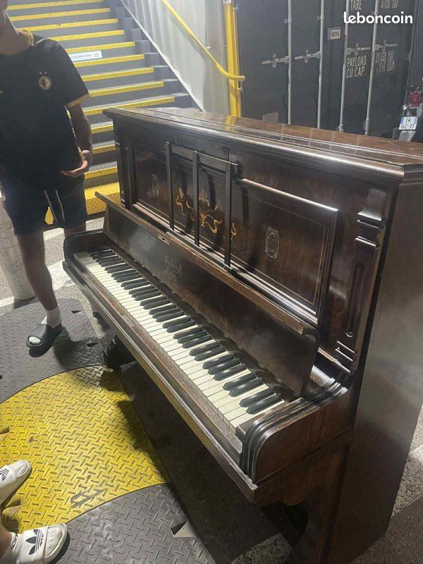 Piano (image 1)