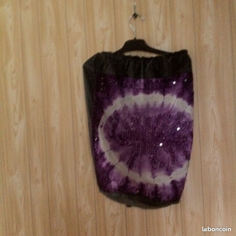 Sac en tissu (à dos ou en bandoulière). Dimensions : 50 cm x 35 cm environ (image 2)