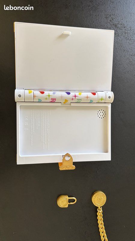 Rainbow High – Journal Secret Avec Cadenas, Stylo Doré, Cahier D’activités, Collier Pendentif – 6 Ans+ – Chanson à L’ouverture