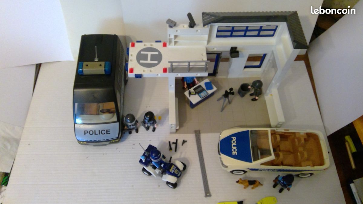 Poste de police Playmobil 9372 et divers véhicules de police (image 1)
