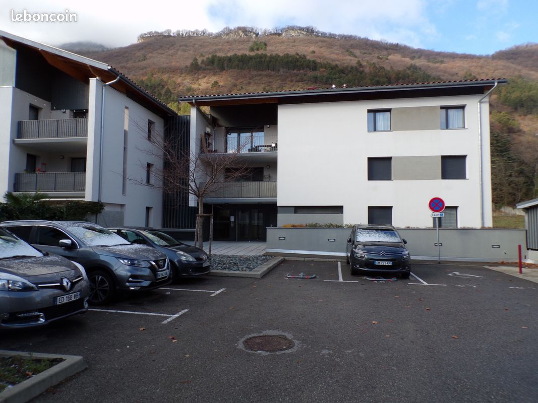 Parking 14 m² · à Vif · 14 m² · 103 €/mois