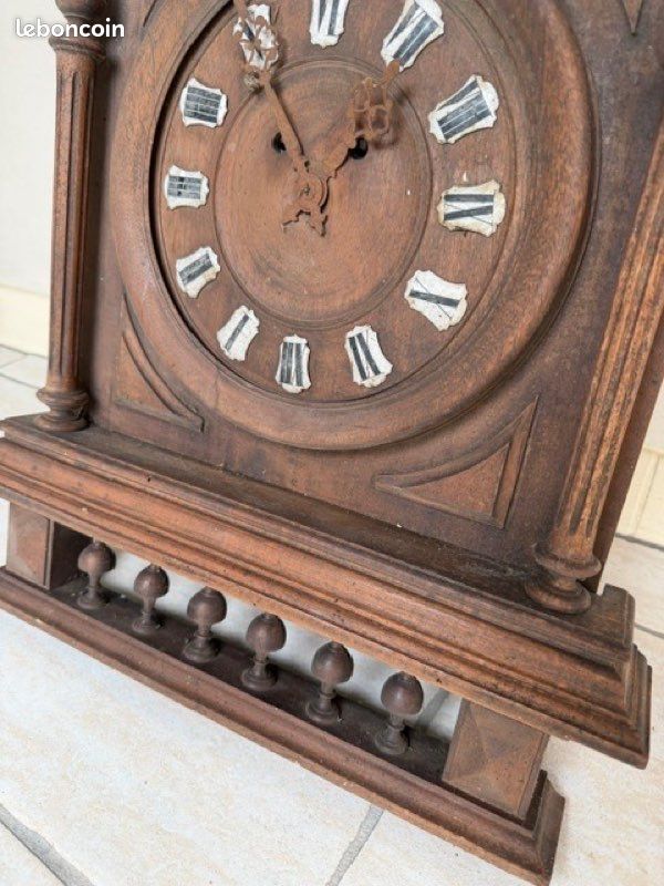 Horloge ancienne en bois avec balancier et clé (image 3)
