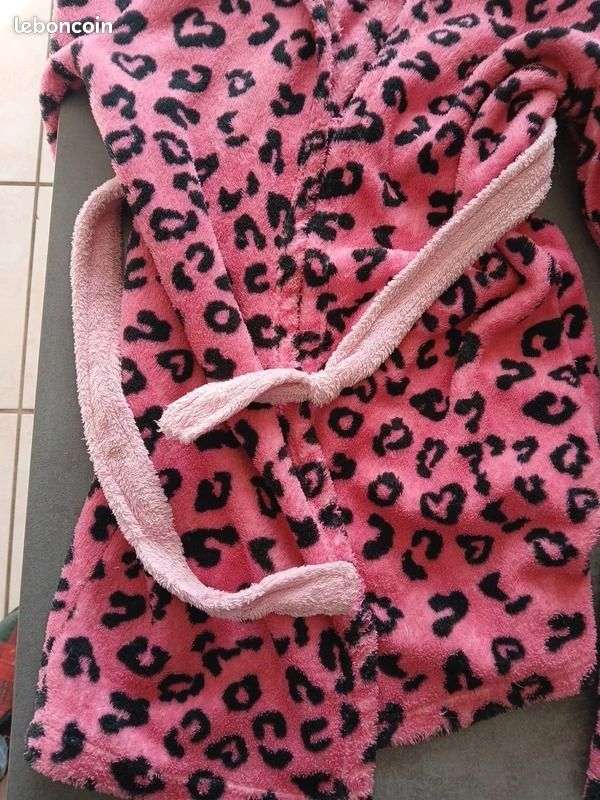 Lot de deux peignoirs filles LOL surprise TAILLE 110/116 Vêtements