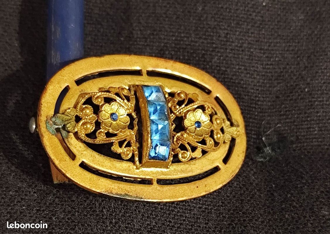 Broche Vintage En Lucite Incrustée De Strass Bleus - Relief, Argentée, Occasion Bon état