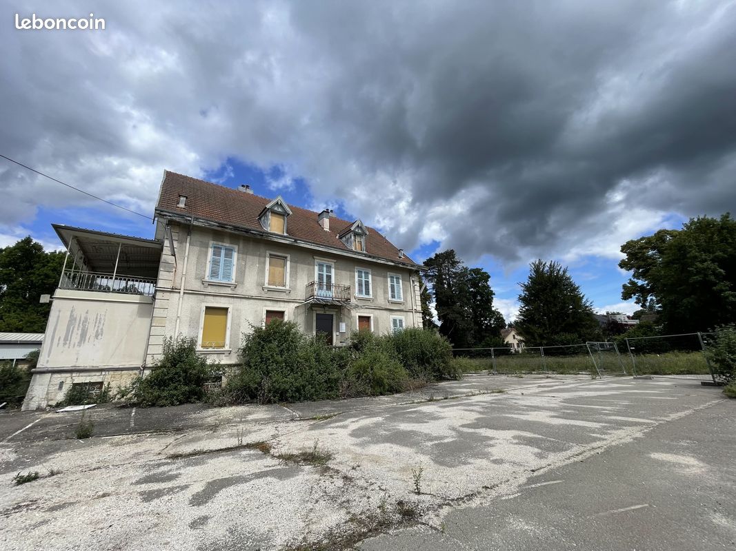 Immeuble 15 pièces 450 m² · à Seloncourt · 450 m² · 215 000 €