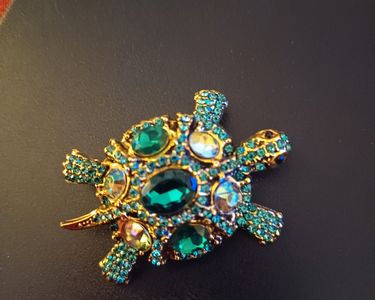 Broche Bijou Tortue - Motif Relief, Cristaux émeraude Et Bleu, Couleur Or, Occasion Très Bon état