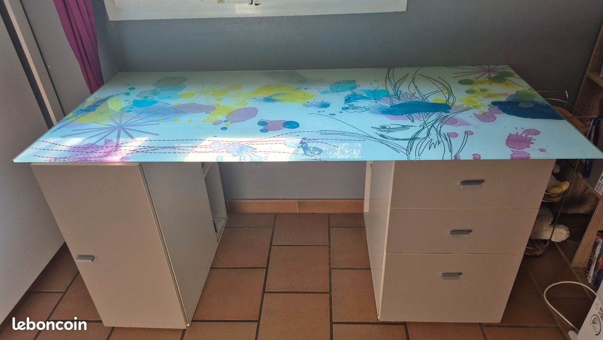 Bureau (image 1)