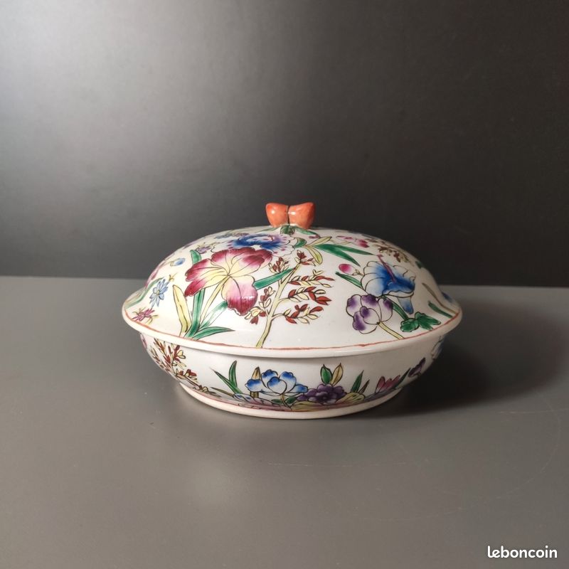 Boîte couverte ancienne en porcelaine polychrome - Décor Floral - Style Famille Rose (image 1)
