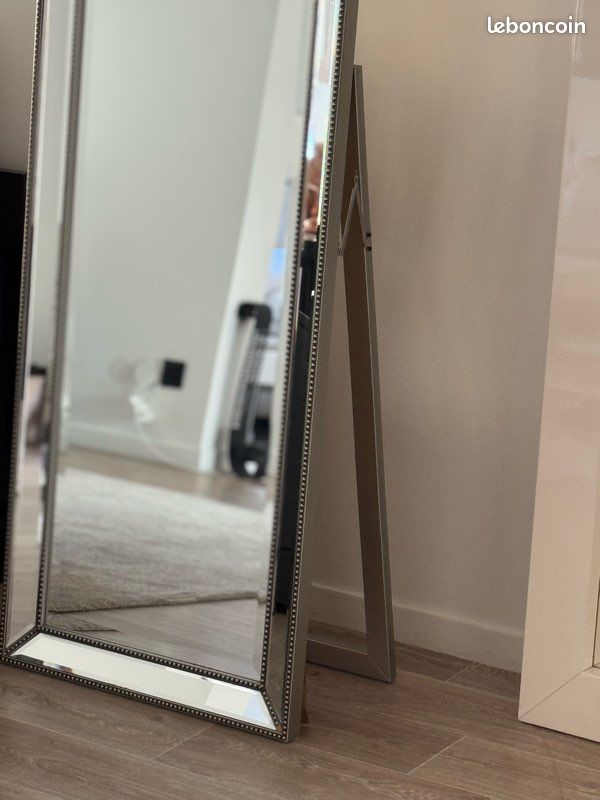 Grand miroir sur pieds (image 1)