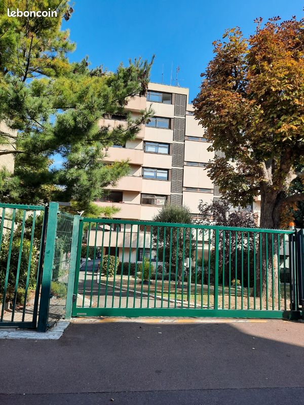 Parking sécurisé à louer , avecdouble accès à Nanterre · 95 €/mois