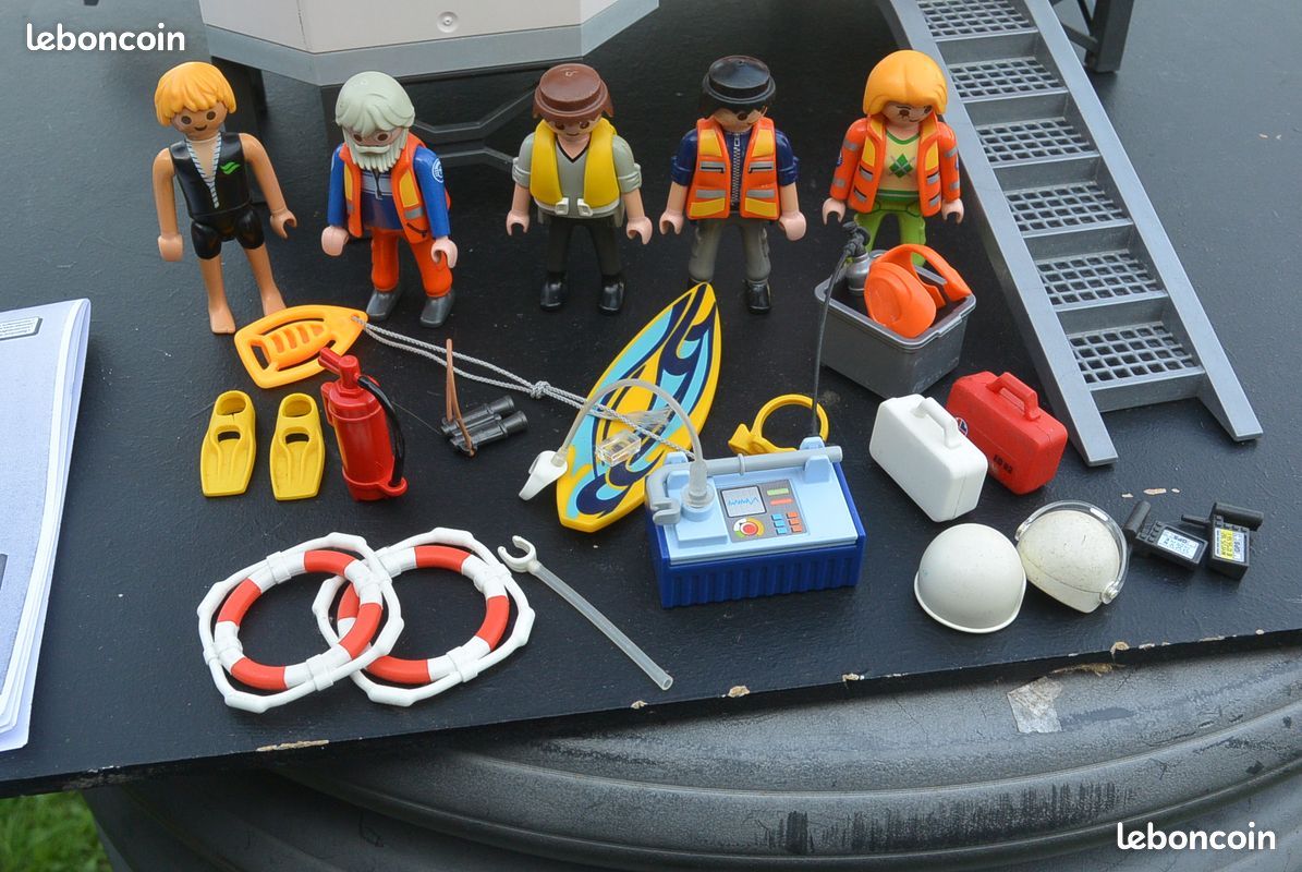 Lot D'accessoires Playmobil Pour Sentinelle / Poste De Garde - Chapeau, Passeron, Etc. - Occasion En Très Bon état