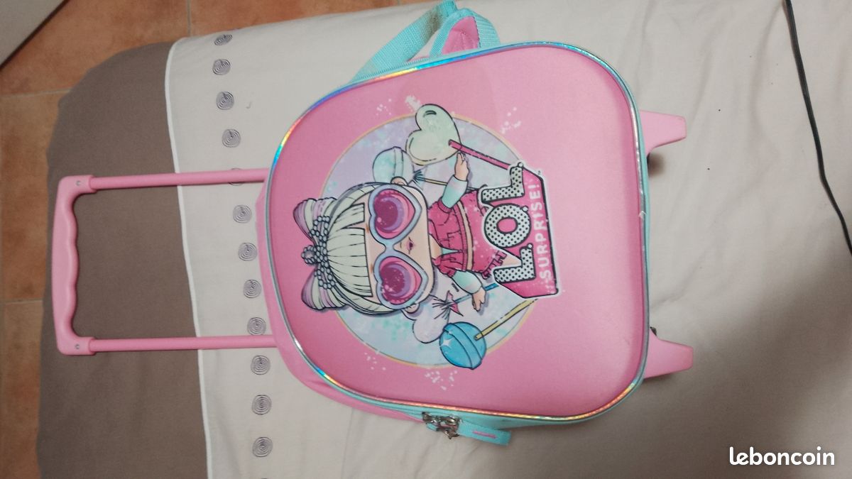 Petit cartable à roulettes LOL (image 1)