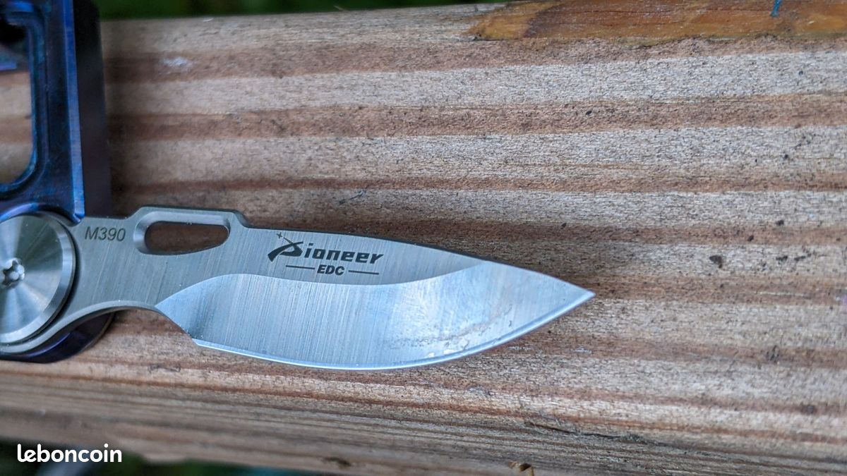 Mousqueton en titane équipé d'une lame en acier M390 (image 12)