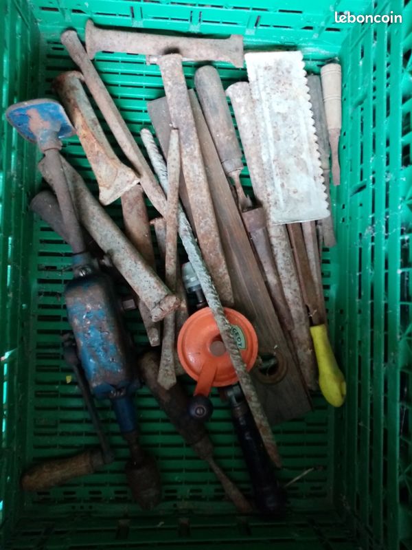 Outils anciens hanging on a farm shop wall Photo Stock - Alamy