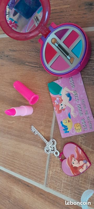 Boite avec petits jouets pour fillette (image 4)
