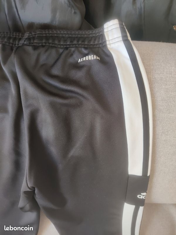 Bas de survêtement - Adidas - taille XS

Taille élastique à cordon de serrage.
Piqué 100 % polyester recyclé.
AEROREADY.
Poches latérales zippées.

Très bon état (image 4)