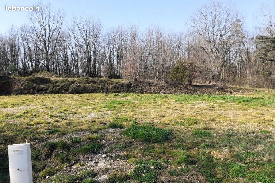 Terrain 1700 m² · à Léojac · 83 200 €