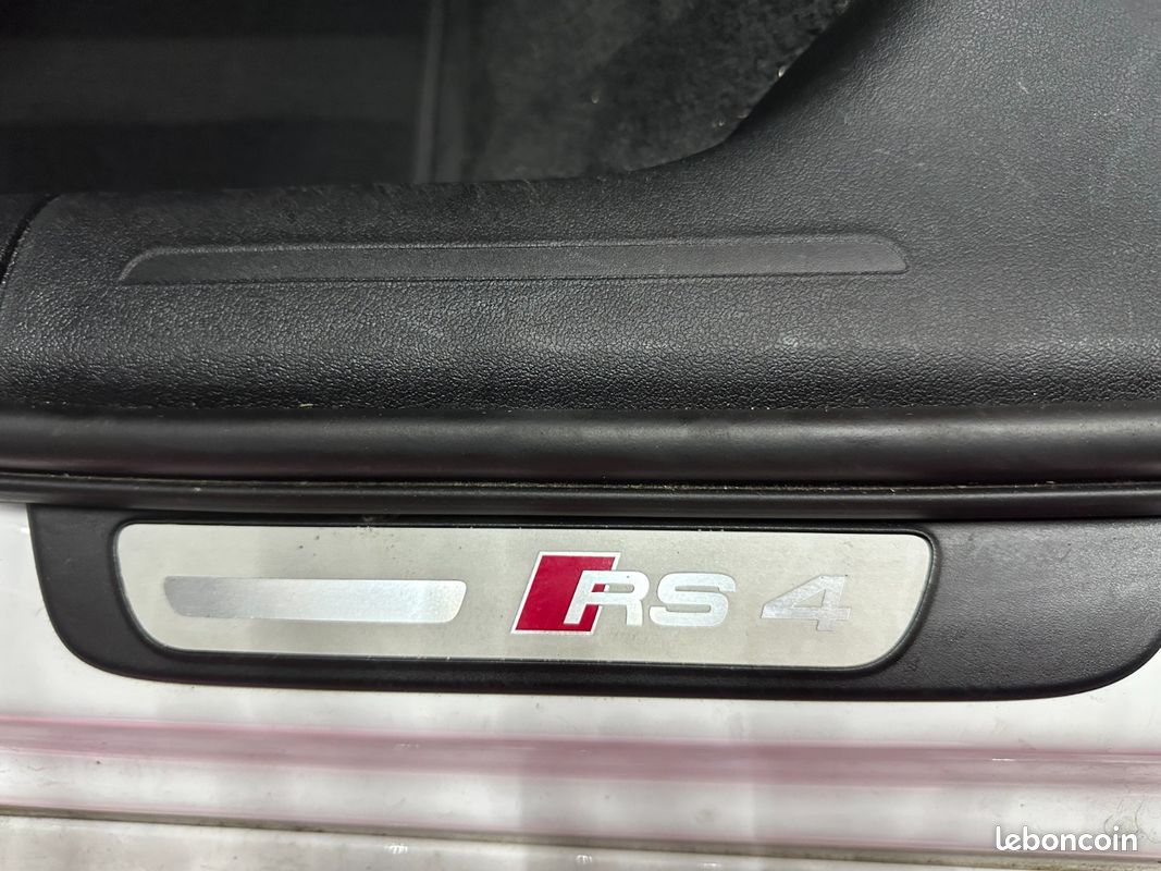 AUDI RS4 AVANT V8 4.2 FSI 450 Quattro S Tronic 7 / PACK CARBONE INTÉRIEUR / VOLANT MÉPLAT / SIÈGES ÉLECTRIQUES (image 35)