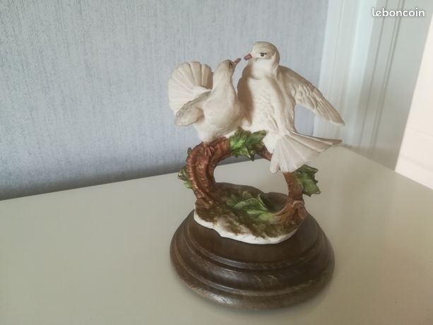 Statuette en porcelaine de Capodimonte couple de colombes