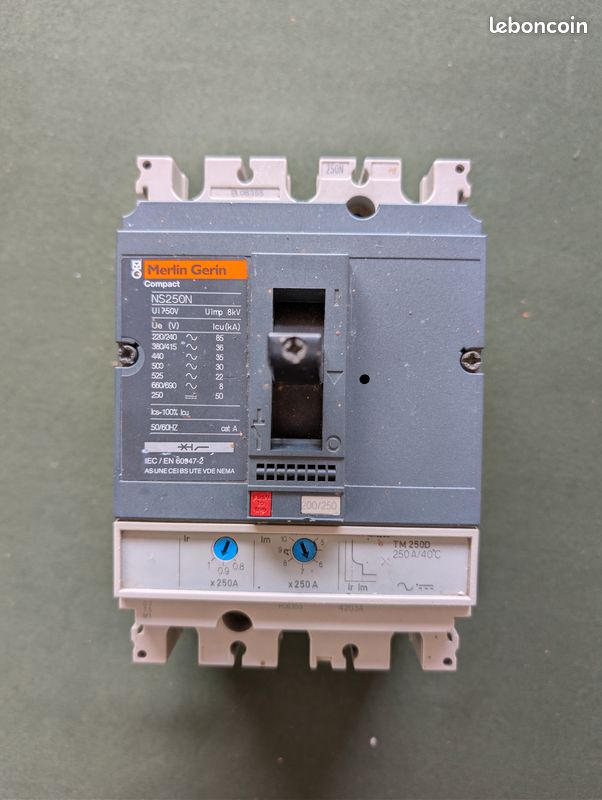 Disjoncteur NS Schneider Electric – Matériel état neuf (image 1)