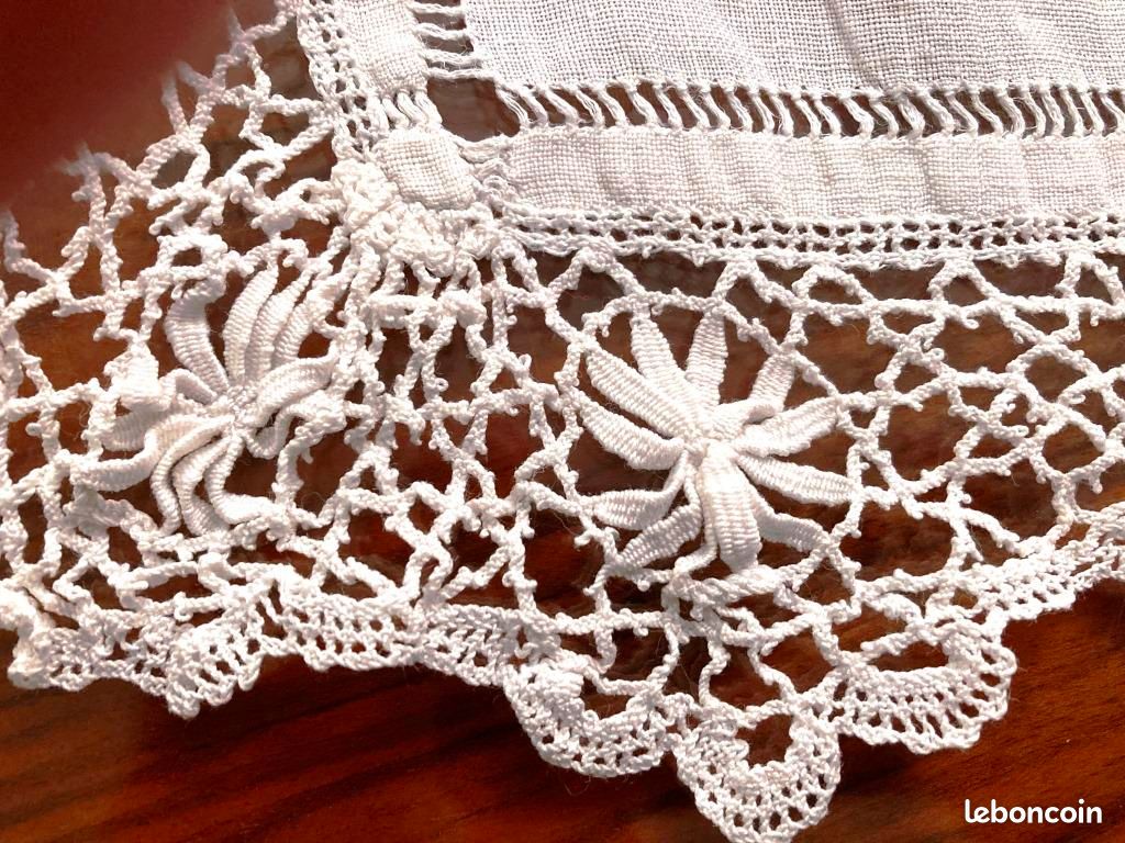 Dentelle ancienne : Dessus de meuble ou de cheminée (image 2)