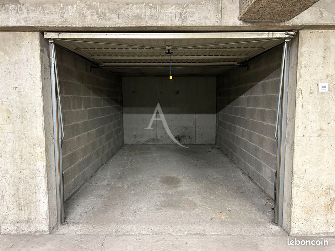 Parking 15 m² · à Bourg-en-Bresse · 15 m² · 93 €/mois
