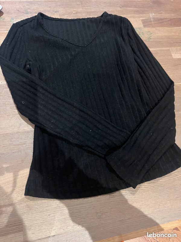 Petit pull noir col en V (image 1)