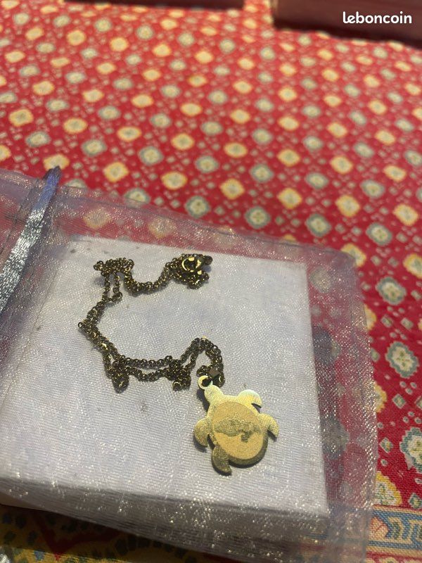 Collier doré avec médaillon de la Martinique (image 6)