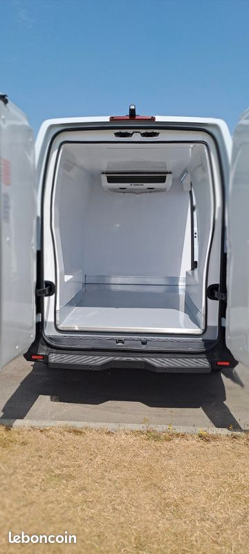 Nissan Interstar (2026) Fourgon Frigorifique Isotherme 7m³ (FRCX) 45500HT 54600TTC L2H2 2.0 Blue dCi 150ch - Boîte Manuelle (BVM6) - Véhicule frigo isotherme Lamberet ❄️ à partir de 779/mois (image 3)