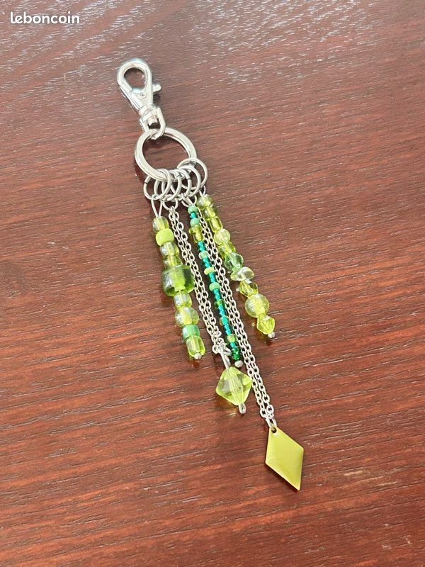 Porte clé fait main argenté et perles vertes (image 2)