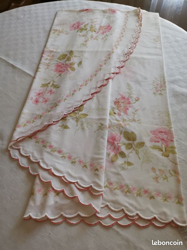 Nappe blanche fleurie rose et verte (image 1)