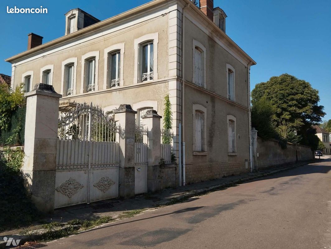 Maison 9 pièces 220 m² · à Surgy · 220 m² · 219 000 €