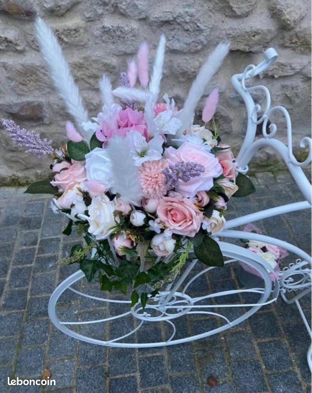 Vélo décoratif bohème chic avec fleurs artificielles (image 2)