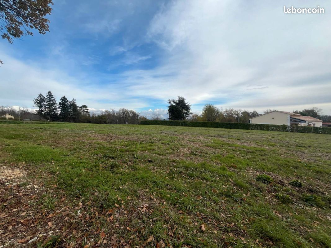 Terrain 1396 m² · à Léguillac-de-l'Auche · 1 396 m² · 32 920 €
