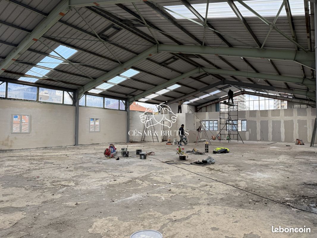 Local 2600 m² Villeurbanne (image 1)