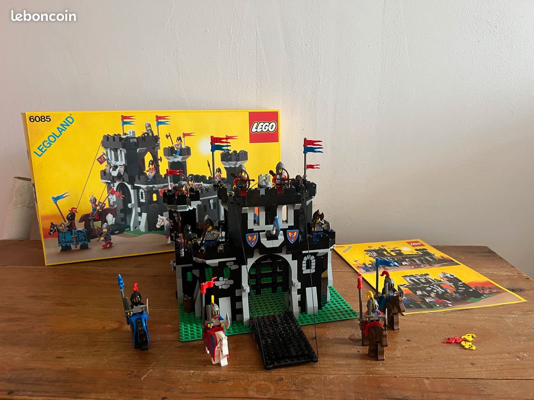 Lego - 6085 - Chateau du Monarque Noir - Black Monarch's Castle (image 1)